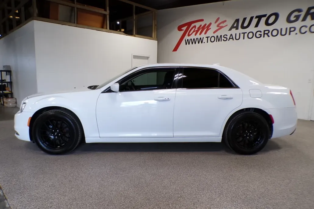 2018 Chrysler 300 Touring photo 1