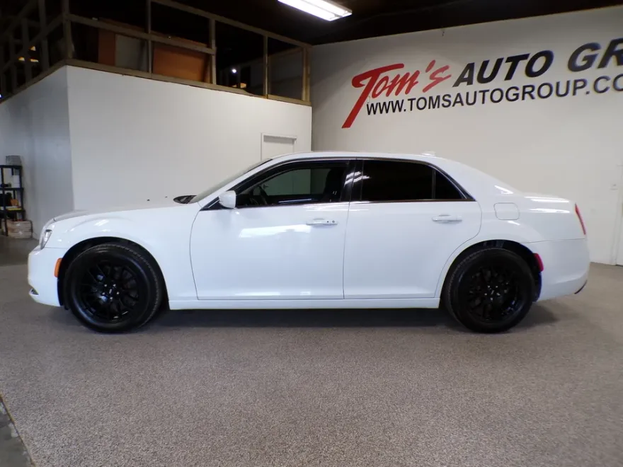 2018 Chrysler 300 Touring photo 1
