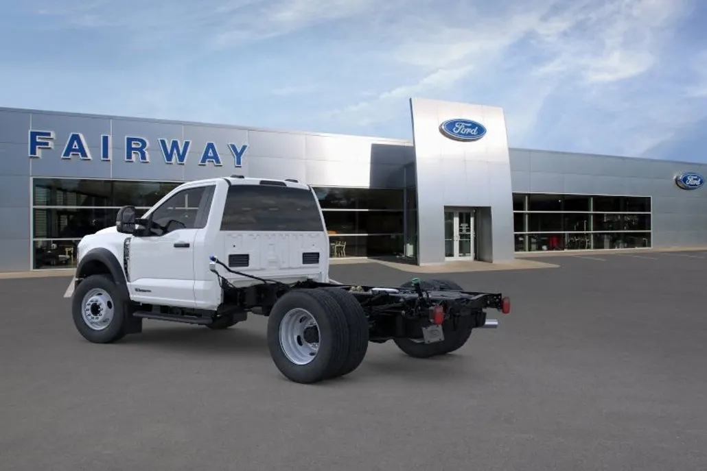 2025 Ford F-600 photo 1