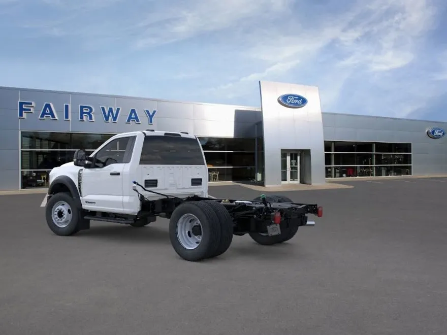 2025 Ford F-600 photo 1