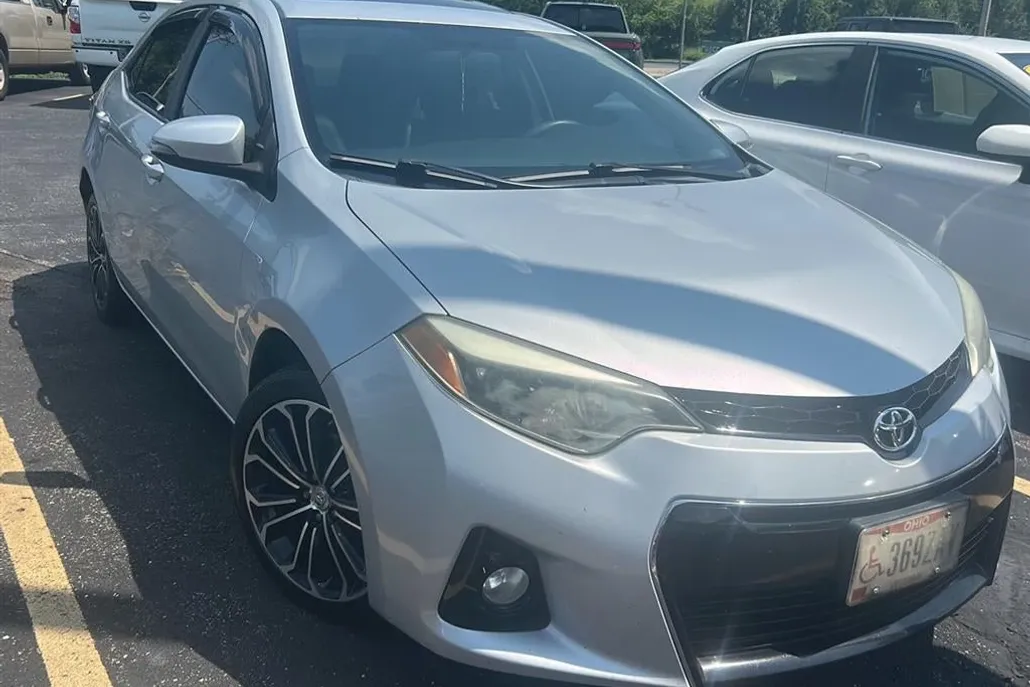 2015 Toyota Corolla L photo 1