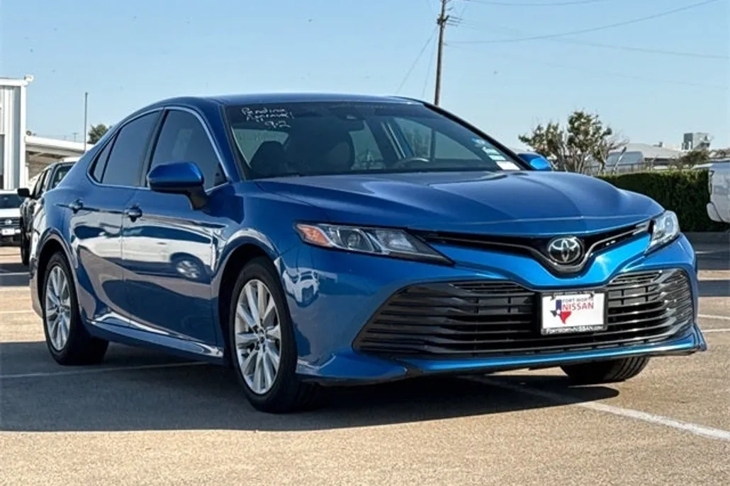2019 Toyota Camry LE photo 1