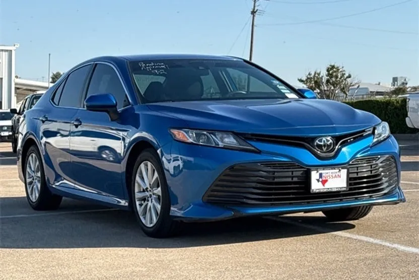 2019 Toyota Camry LE photo 1