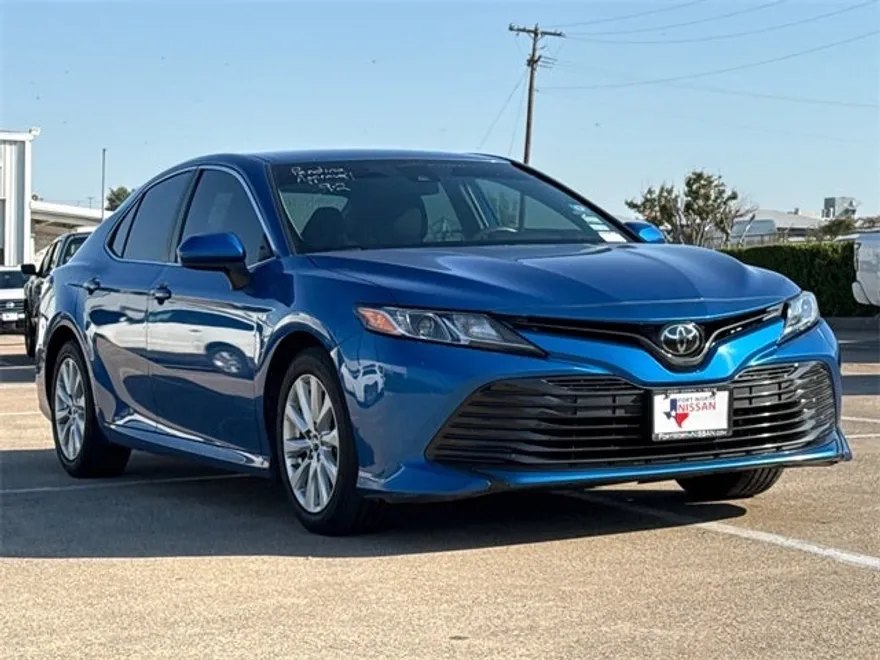 2019 Toyota Camry LE photo 1
