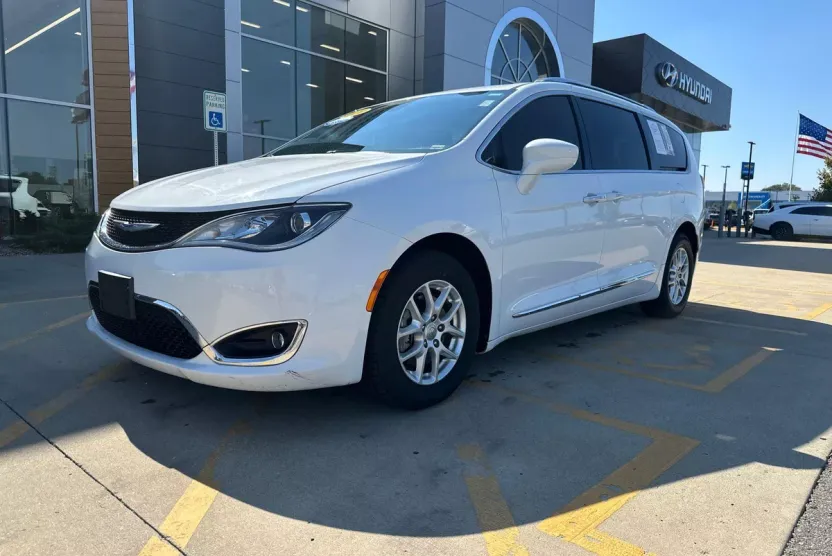 2020 Chrysler Pacifica Touring L photo 1