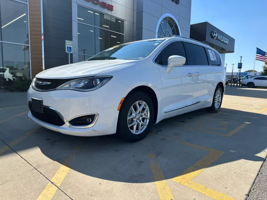 2020 Chrysler Pacifica Touring L photo 1