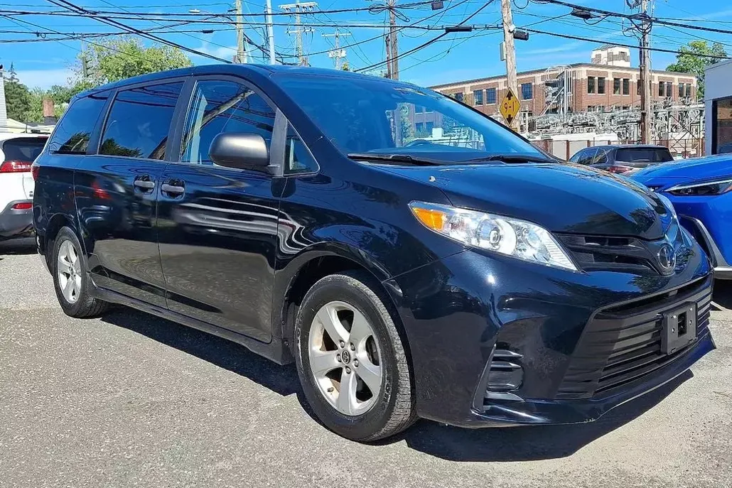 2020 Toyota Sienna L photo 1