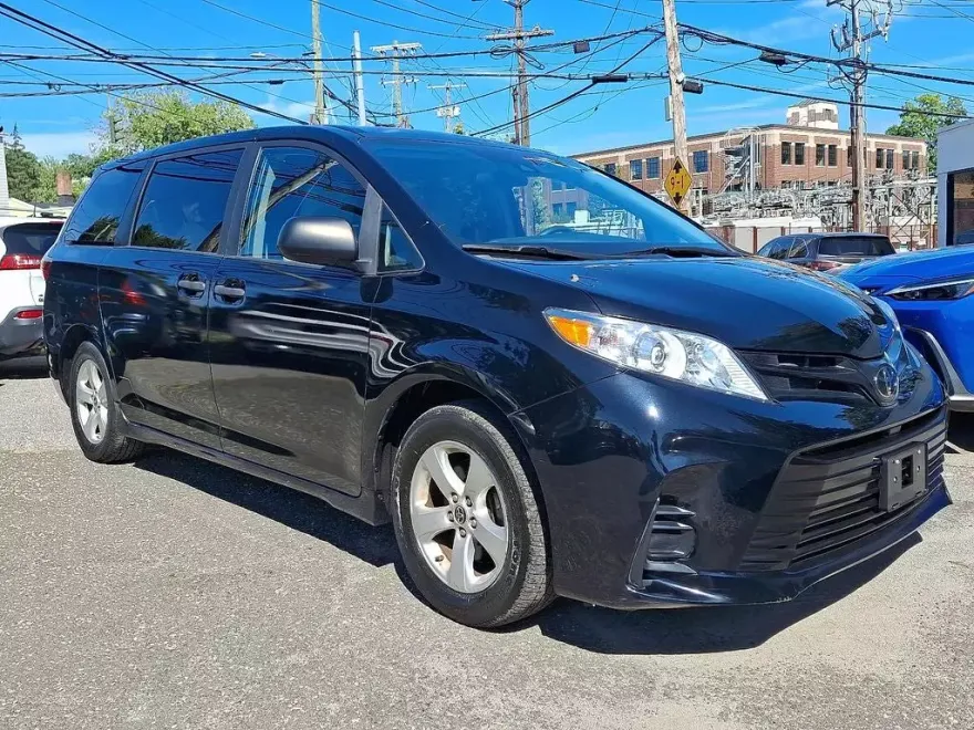 2020 Toyota Sienna L photo 1