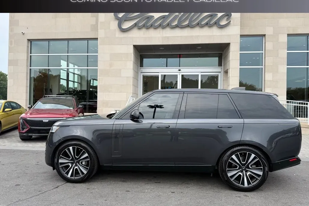 2023 Land Rover Range Rover SE photo 1