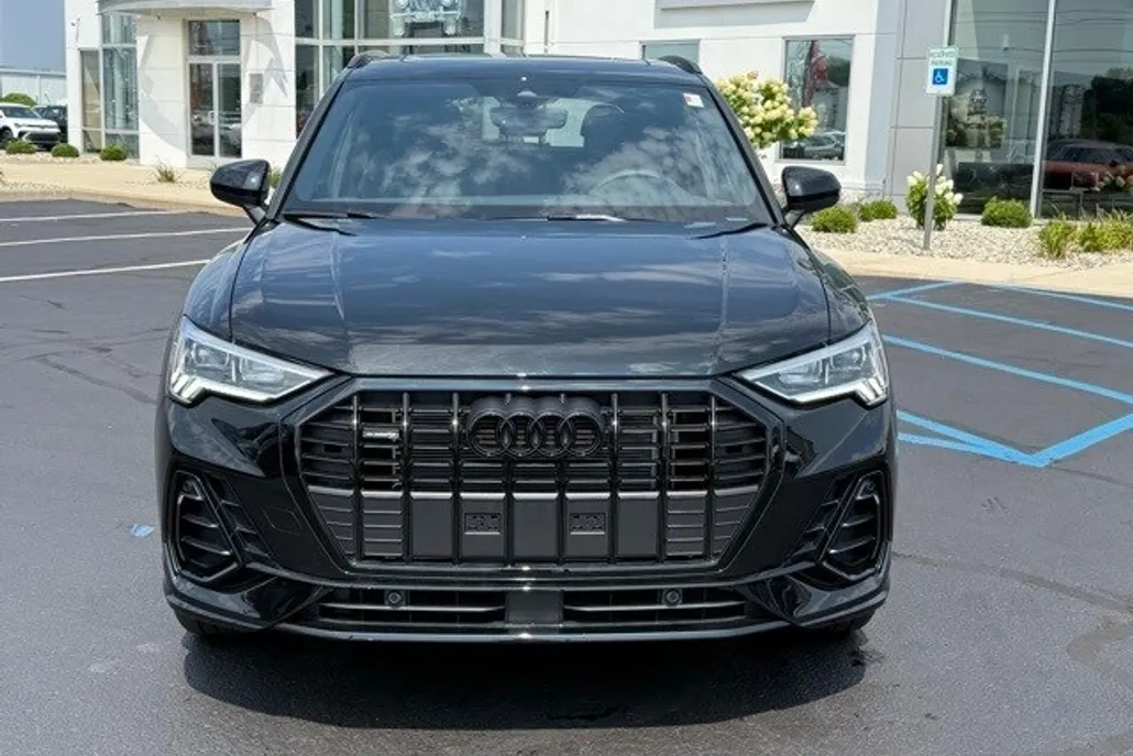 2025 Audi Q3 45 TFSI S line Premium photo 1