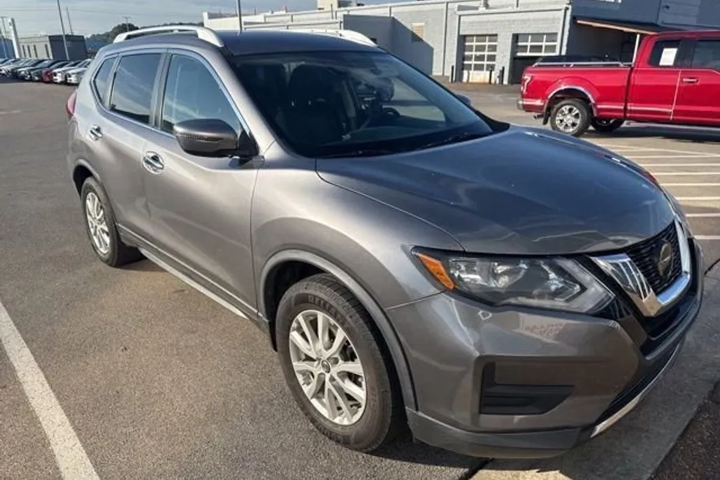 2019 Nissan Rogue SV photo 1