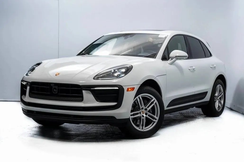 2025 Porsche Macan T photo 1