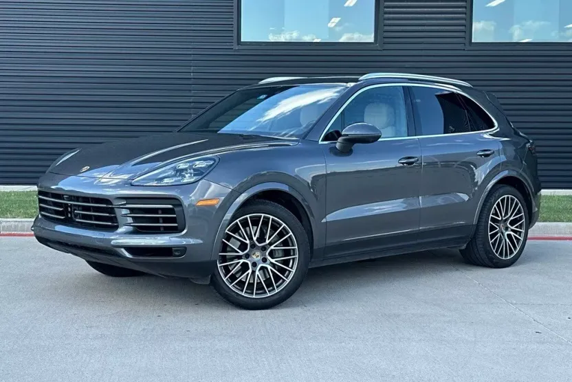 2023 Porsche Cayenne S photo 1