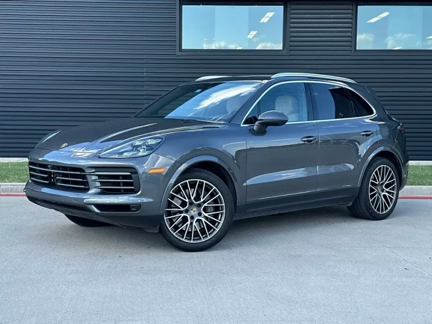2023 Porsche Cayenne S photo 1