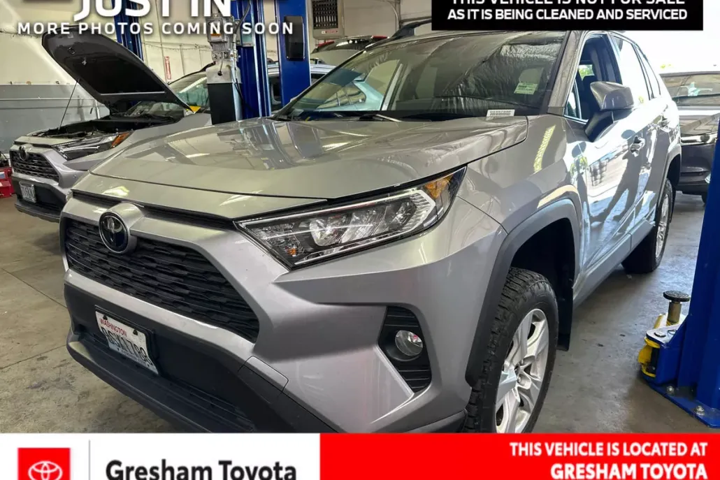 2020 Toyota RAV4 XLE photo 1