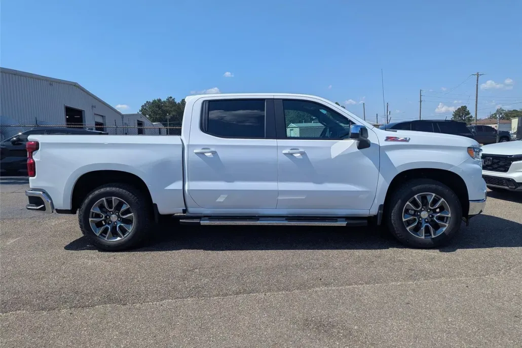 2026 Chevrolet Silverado 1500 LT photo 1