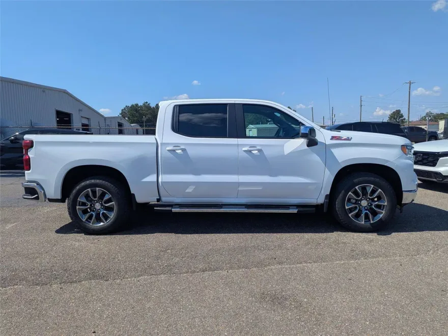 2026 Chevrolet Silverado 1500 LT photo 1
