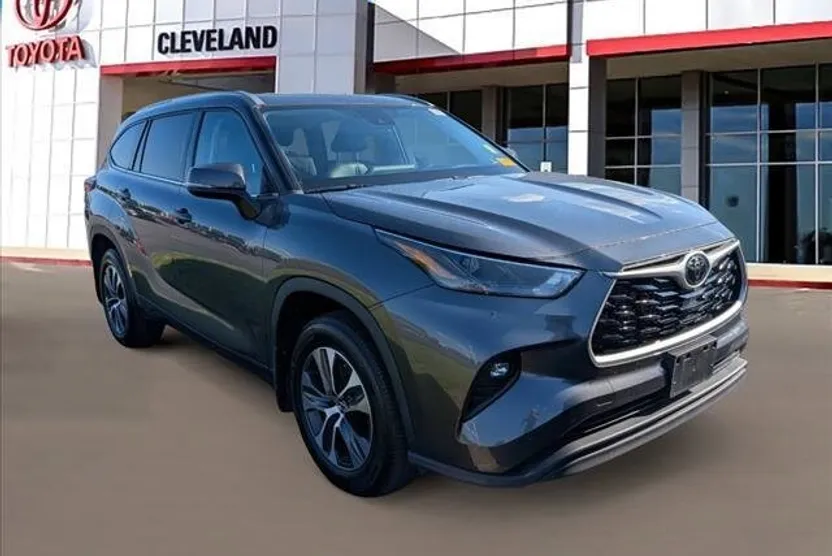 2022 Toyota Highlander XLE photo 1