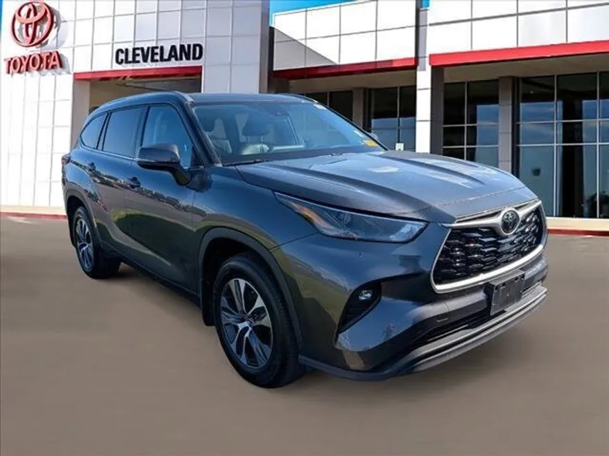 2022 Toyota Highlander XLE photo 1