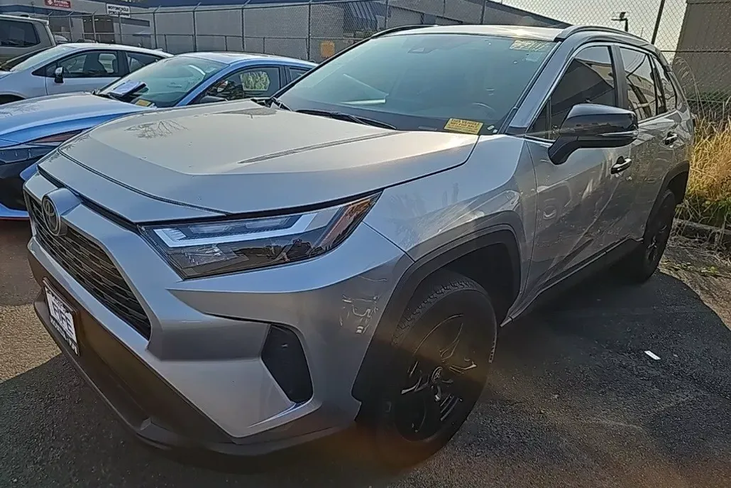 2023 Toyota RAV4 XLE photo 1