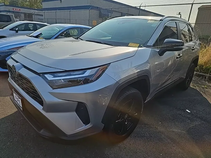2023 Toyota RAV4 XLE photo 1