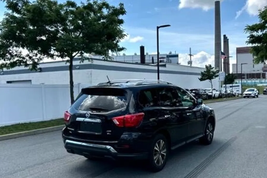 2017 Nissan Pathfinder Platinum photo 1