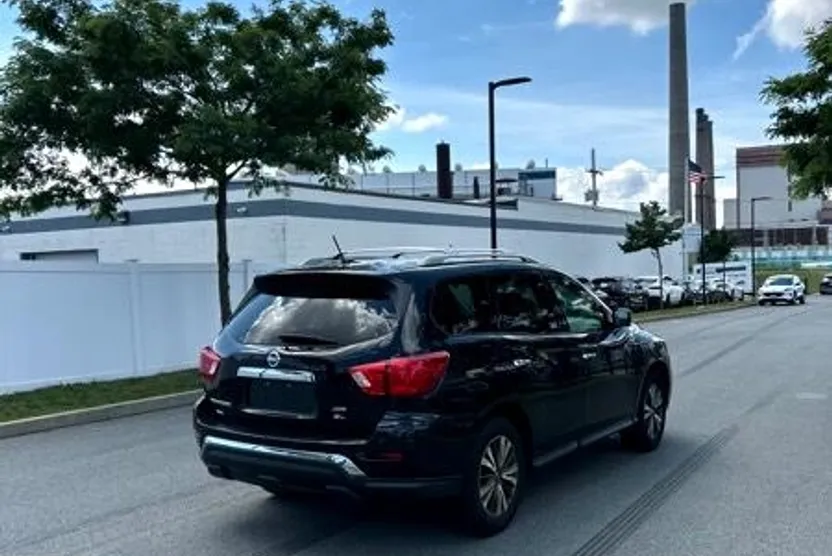 2017 Nissan Pathfinder Platinum photo 1