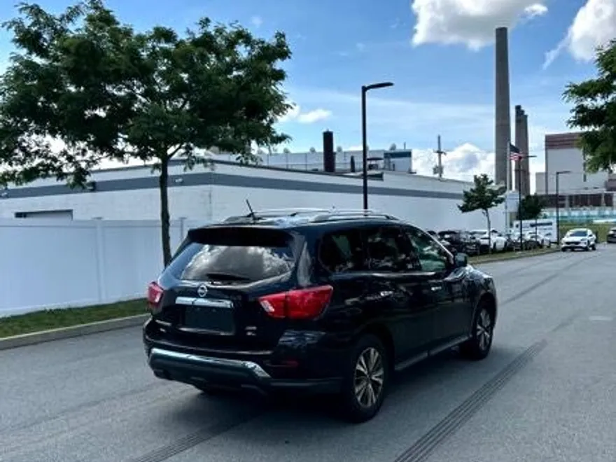 2017 Nissan Pathfinder Platinum photo 1