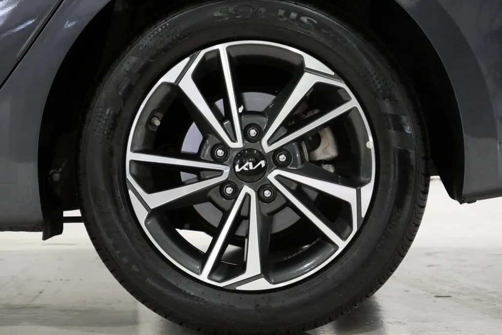 2024 Kia Forte LXS photo 1