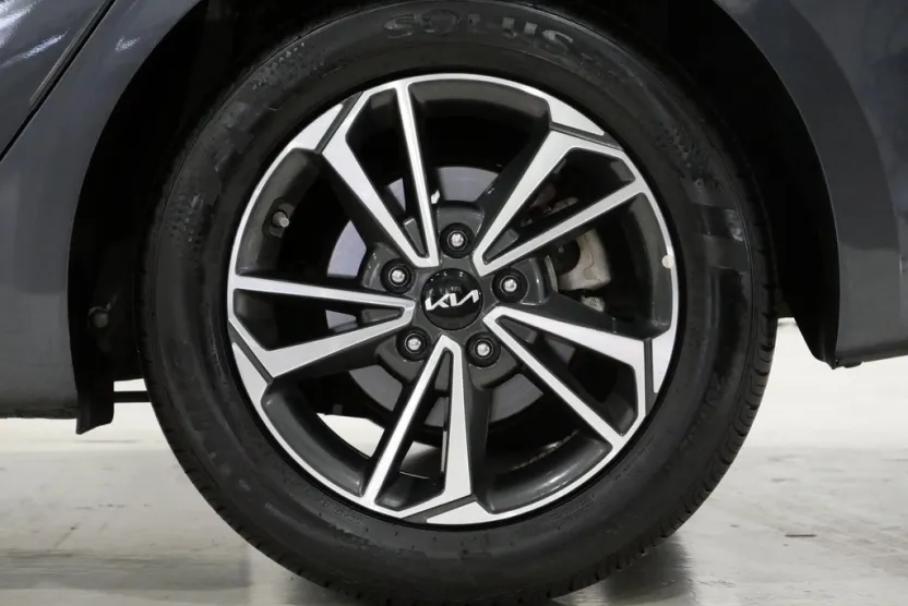 2024 Kia Forte LXS photo 1