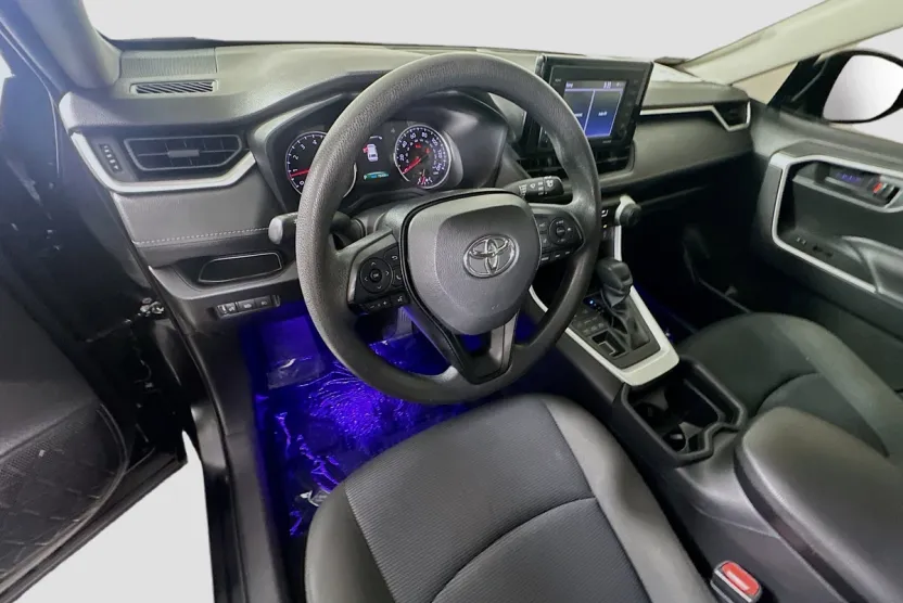 2021 Toyota RAV4 LE photo 1
