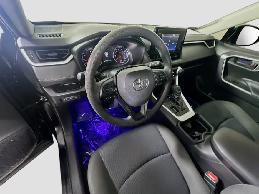 2021 Toyota RAV4 LE photo 1
