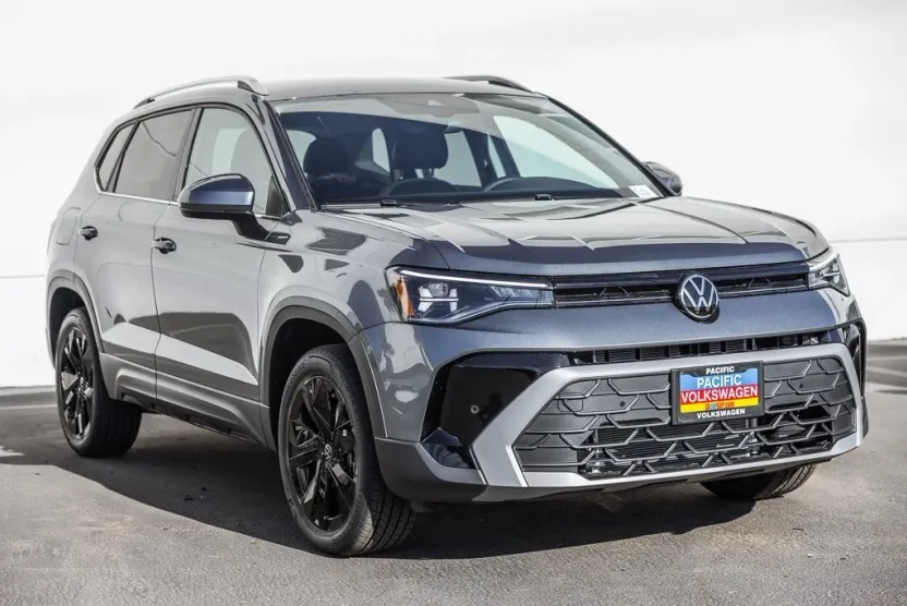 2025 Volkswagen Taos SE photo 1