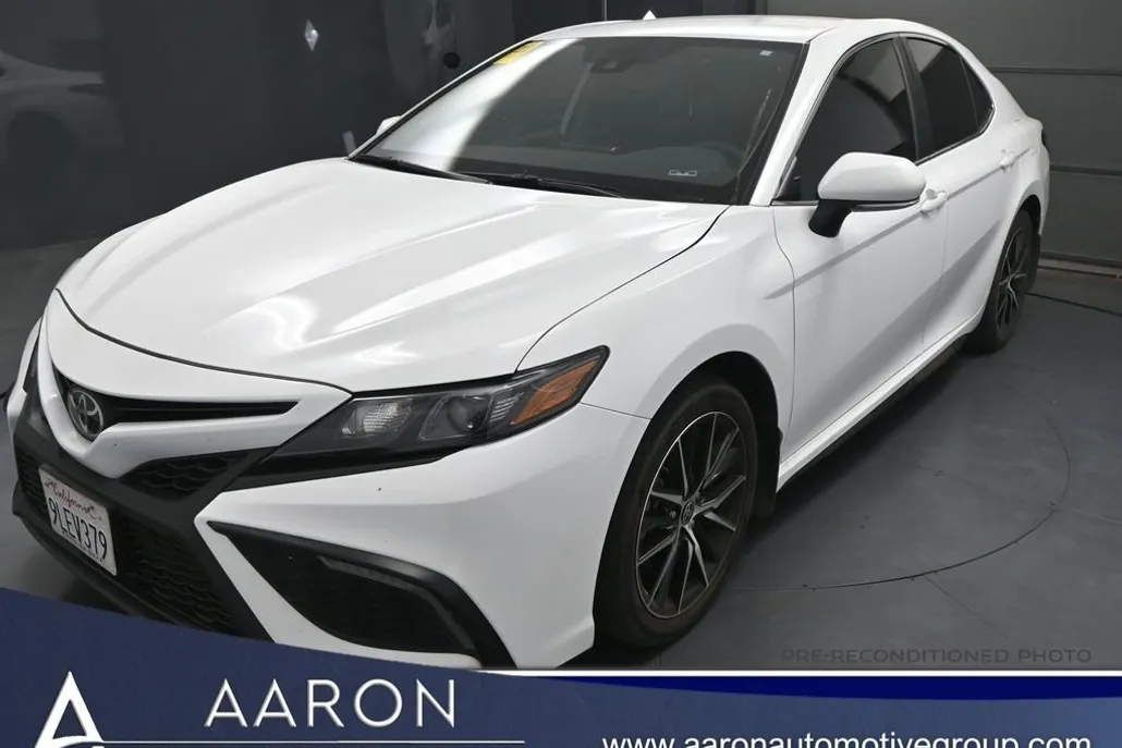 2024 Toyota Camry SE photo 1
