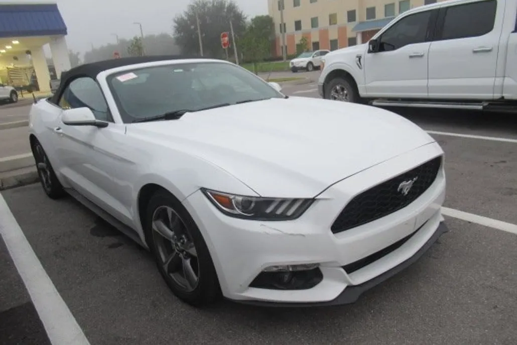 2015 Ford Mustang V6 Convertible photo 1