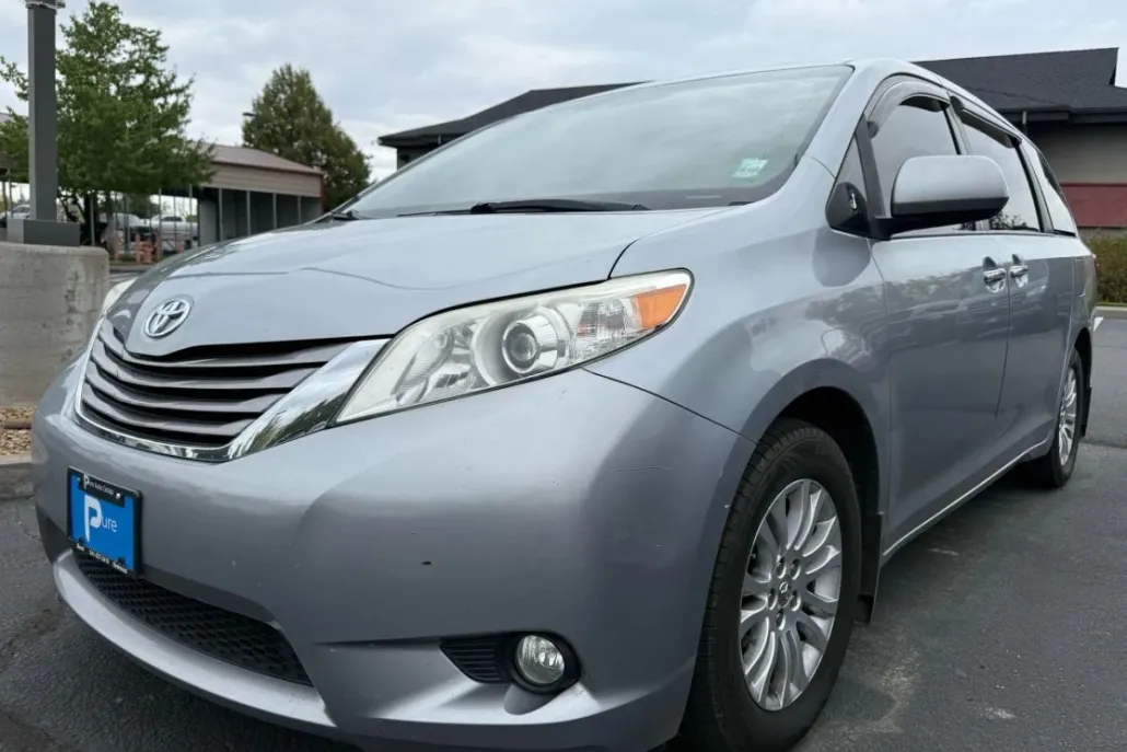 2017 Toyota Sienna XLE photo 1