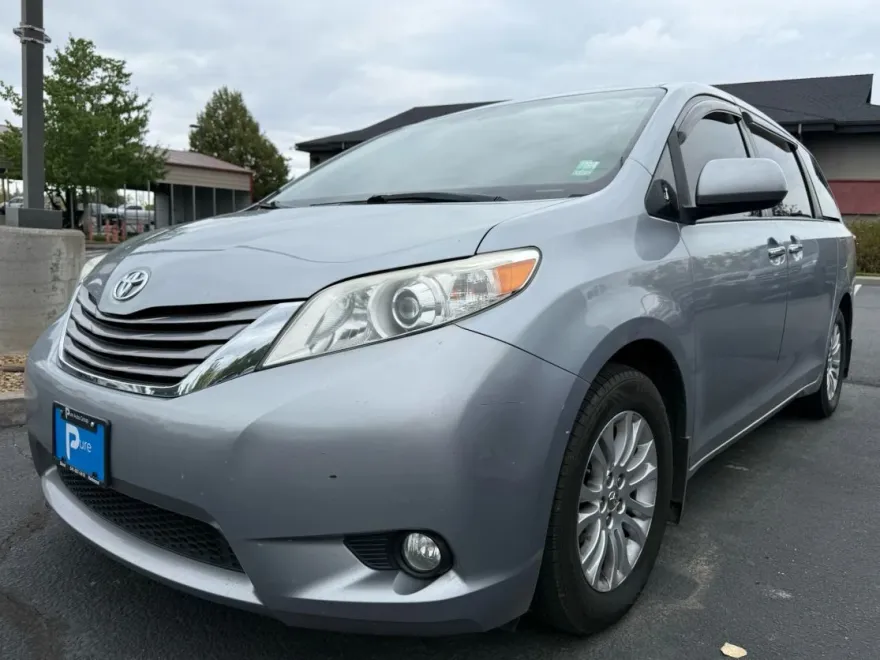 2017 Toyota Sienna XLE photo 1