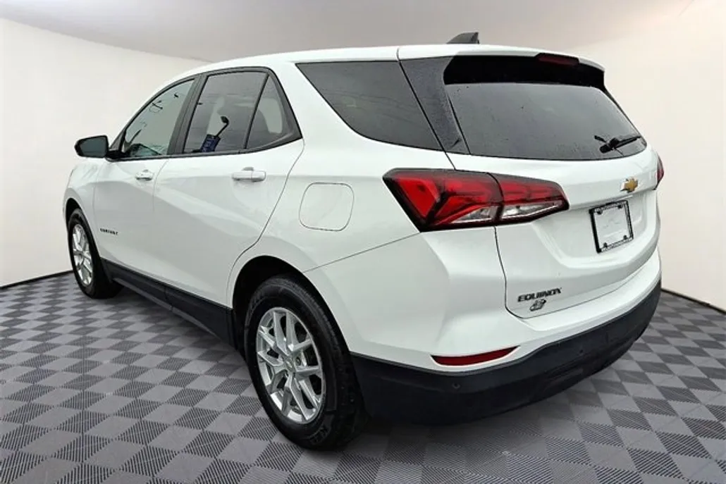 2022 Chevrolet Equinox LS photo 1
