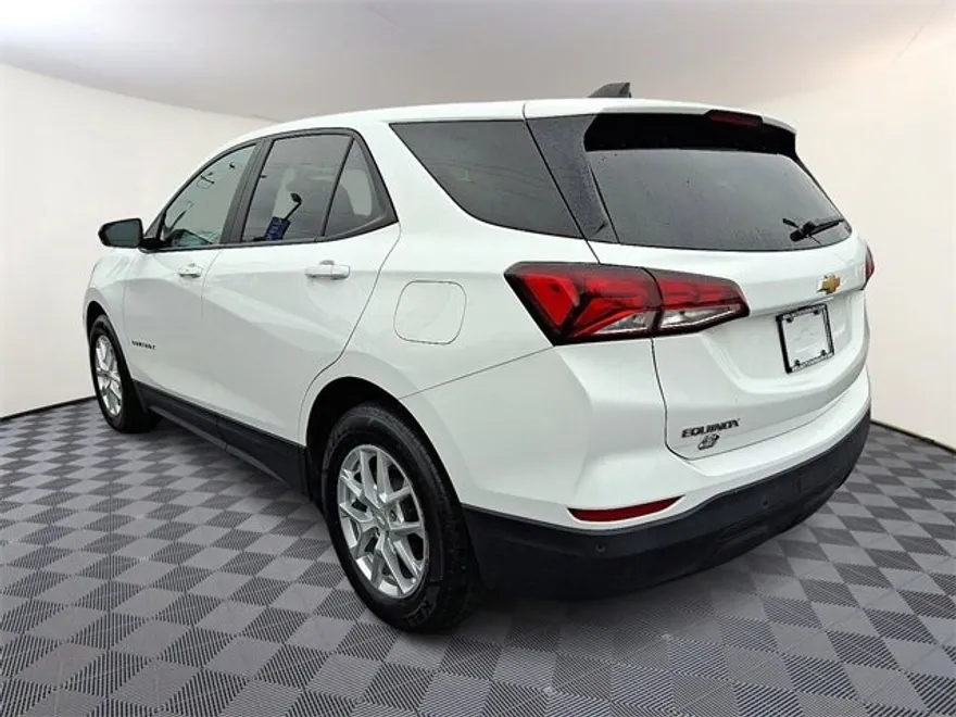 2022 Chevrolet Equinox LS photo 1