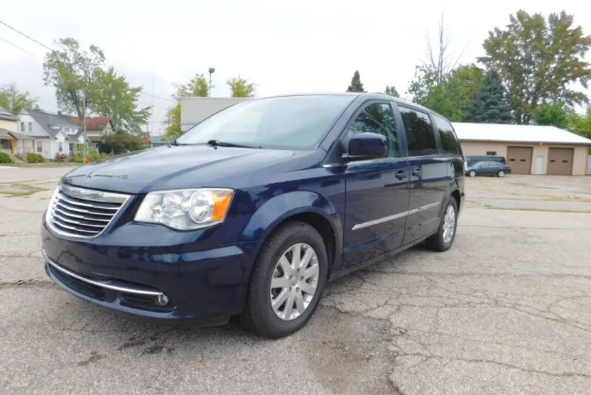 2016 Chrysler Town & Country Touring photo 1