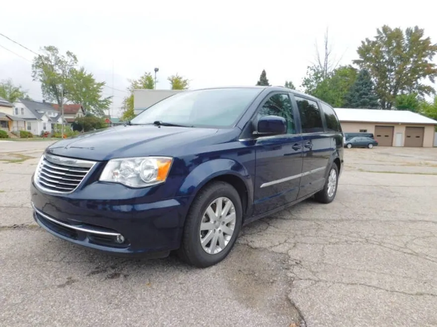 2016 Chrysler Town & Country Touring photo 1