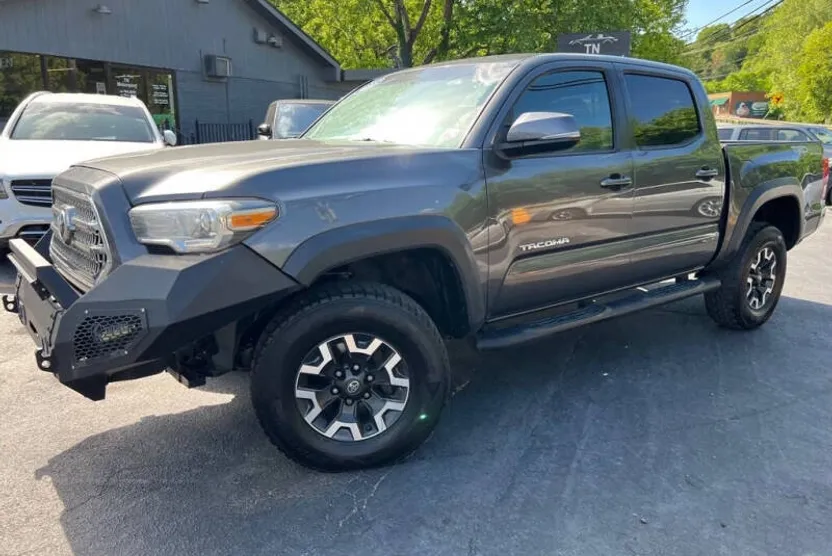 2017 Toyota Tacoma TRD photo 1