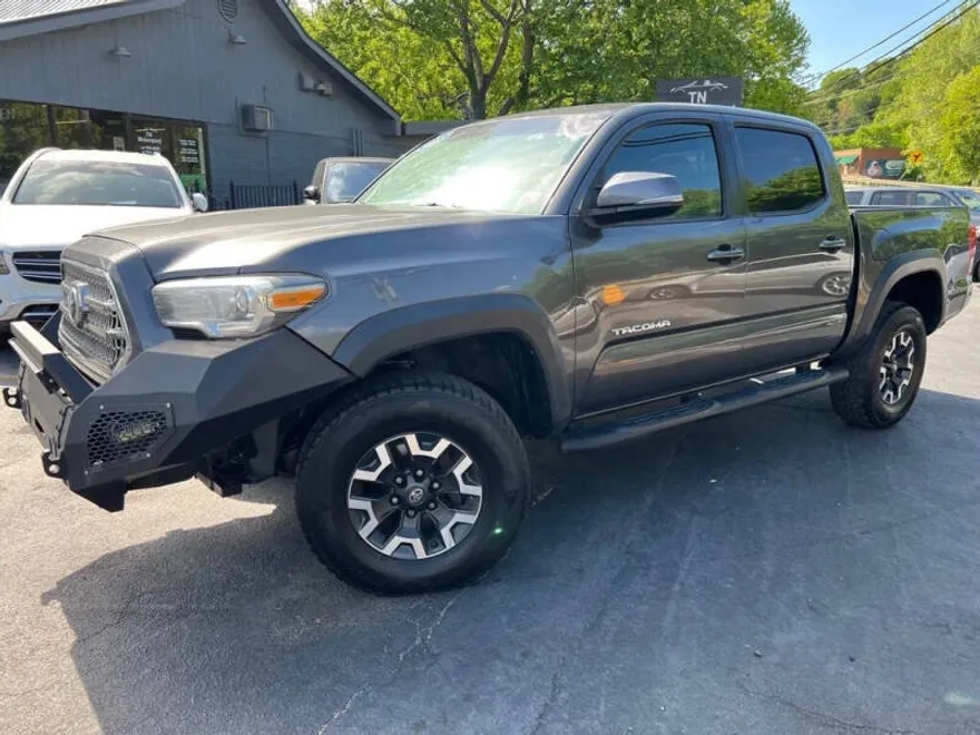 2017 Toyota Tacoma TRD photo 1