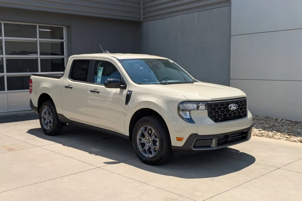 2025 Ford Maverick XLT photo 1