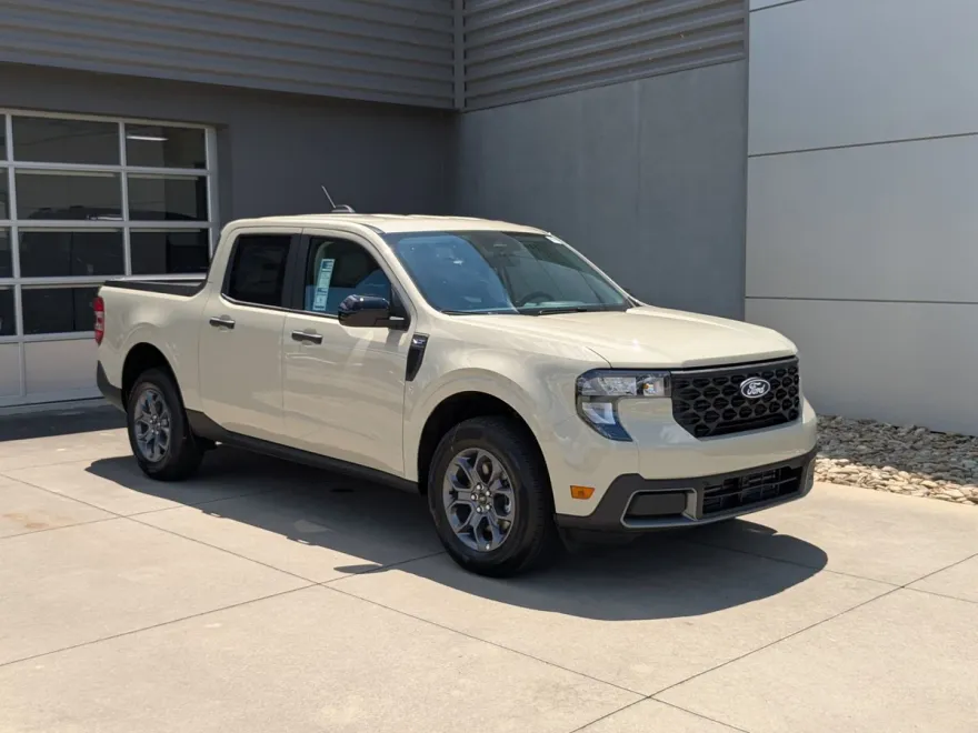 2025 Ford Maverick XLT photo 1