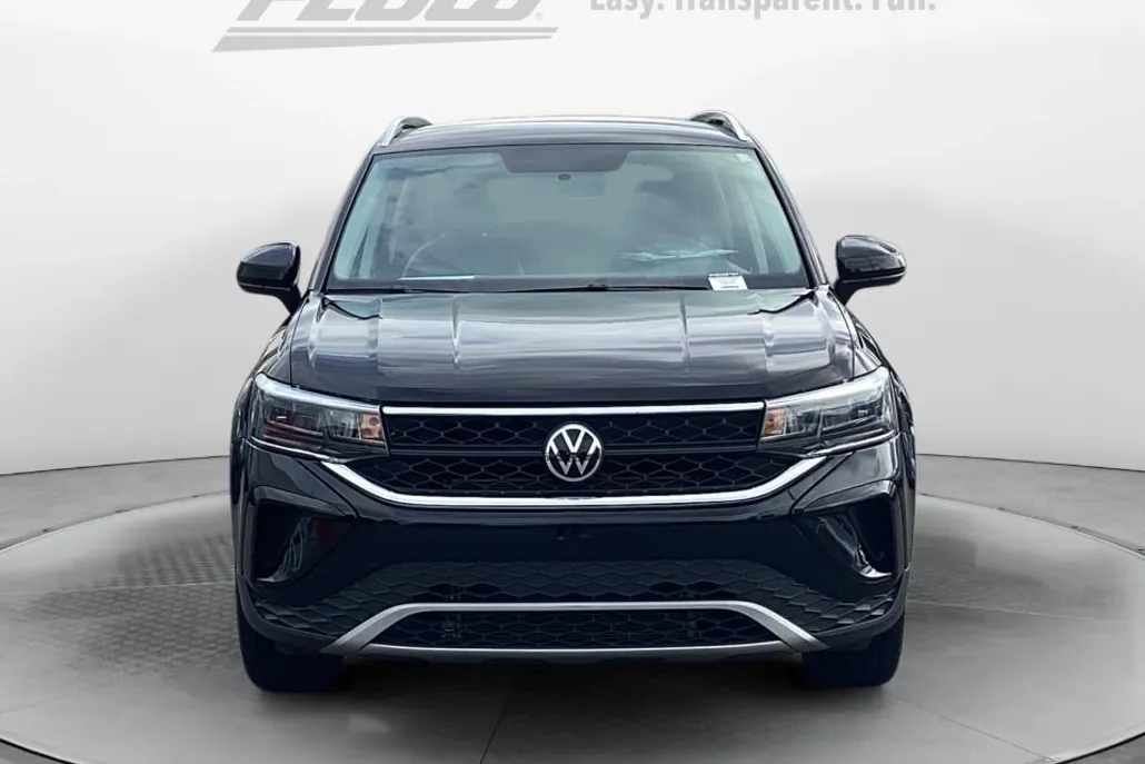 2022 Volkswagen Taos SE photo 1