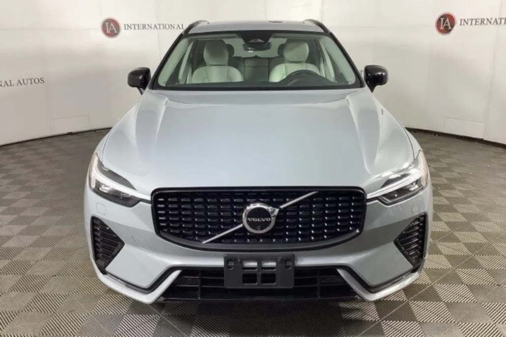 2025 Volvo XC60 B5 Plus photo 1