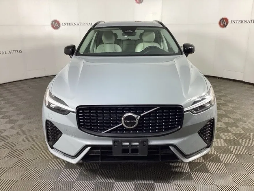 2025 Volvo XC60 B5 Plus photo 1