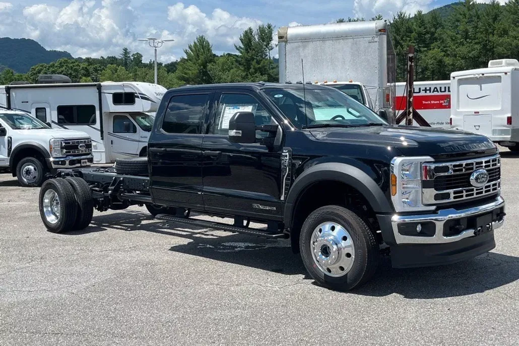 2025 Ford F-550 XLT photo 1