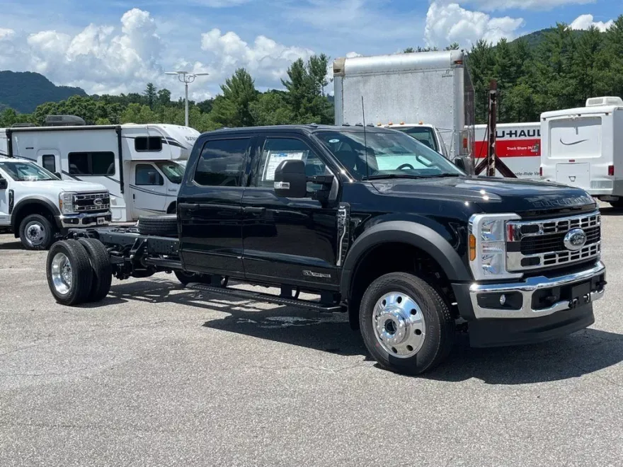 2025 Ford F-550 XLT photo 1